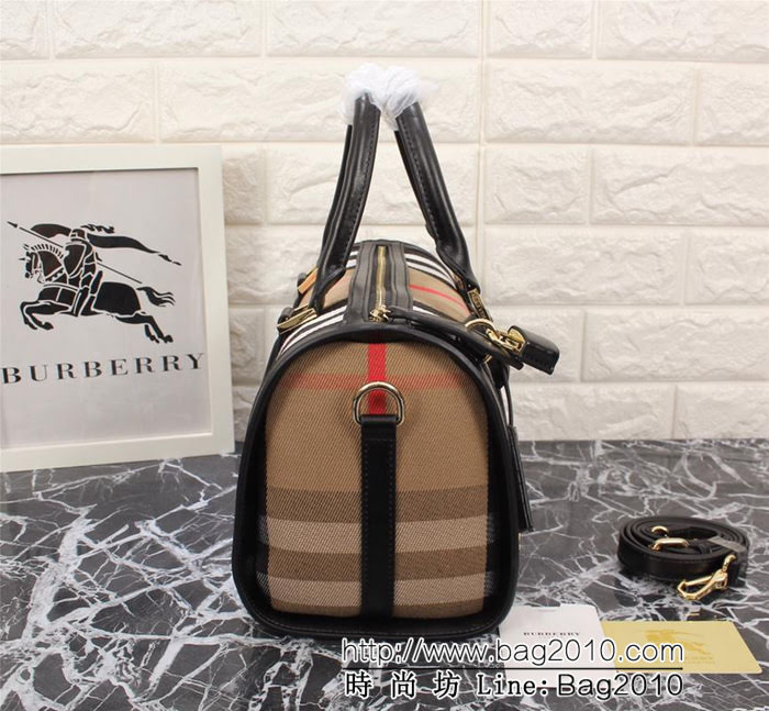 BURBERRY巴寶莉 經典款 巴寶莉專用格子布配臻選光滑小牛皮枕頭包 39141  Bhq1026